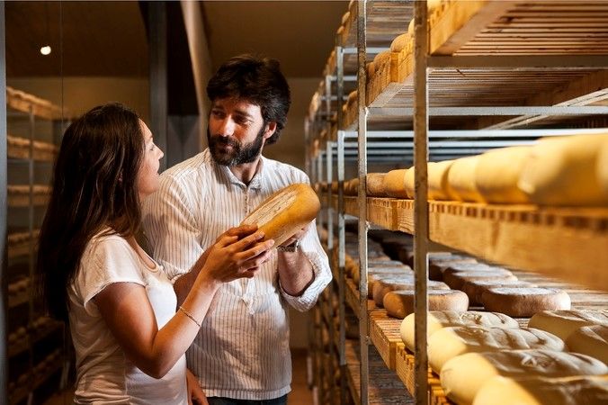 pareja en una ruta de queso artesano de menorca