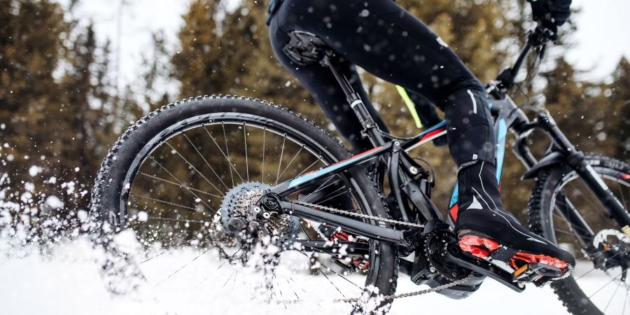 ropa de ciclismo para la montaña en invierno