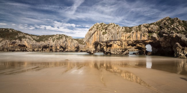Playa de Cuevas del Mar - Playas más bonitas Asturias