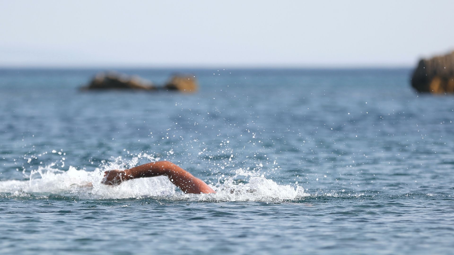 natación en el mar