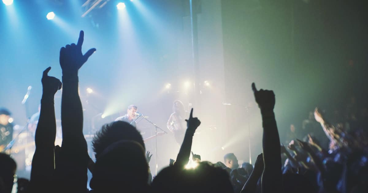 Conciertos en Madrid con gente bailando