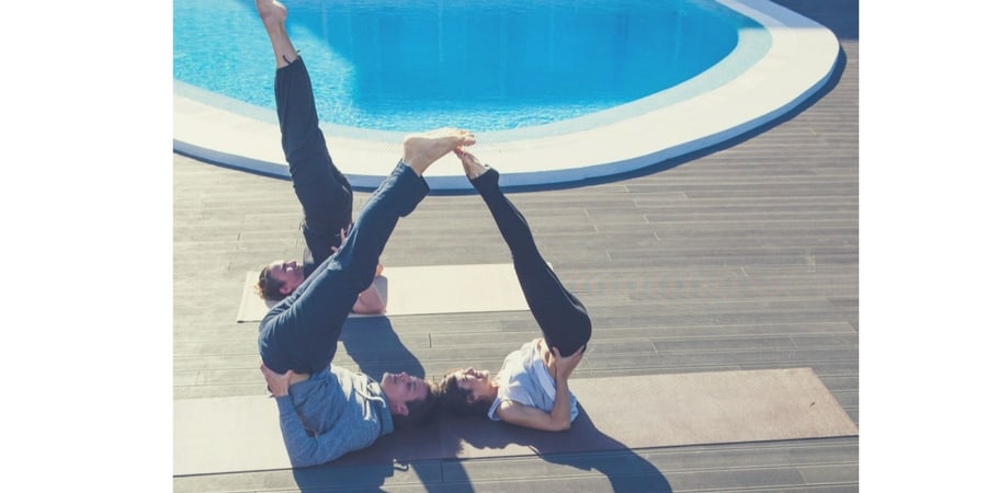 posturas de yoga en pareja