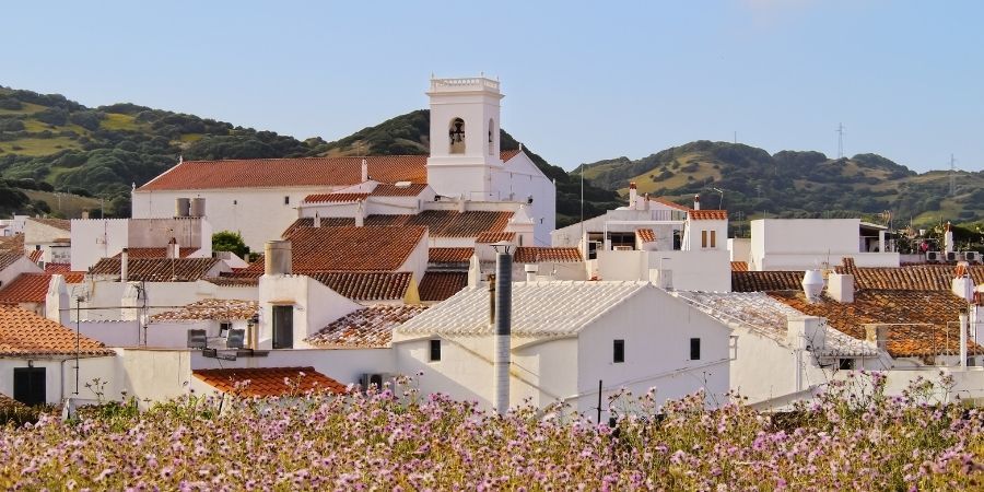 pueblo de Es Mercadal en Menorca
