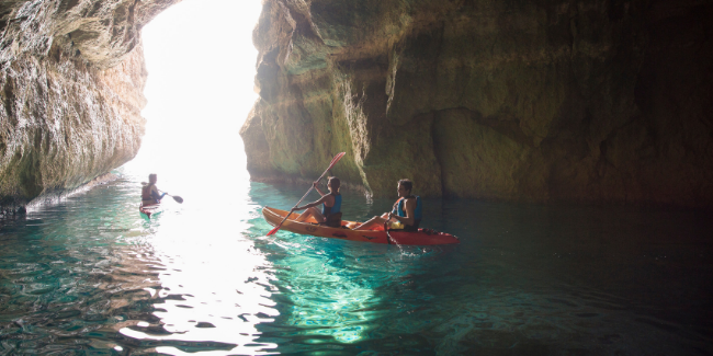Cuevas en Menorca para visitar en kayak 