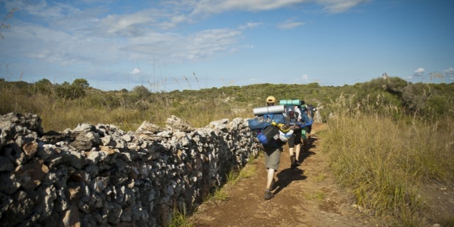 Ruta senderista en el Camí de Cavalls en Menorca