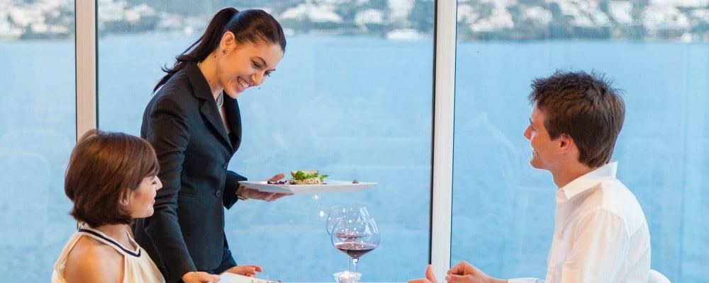 Viajar en pareja en verano cenando en tu hotel en Menorca