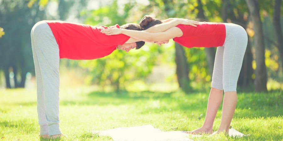 Posturas de yoga en pareja