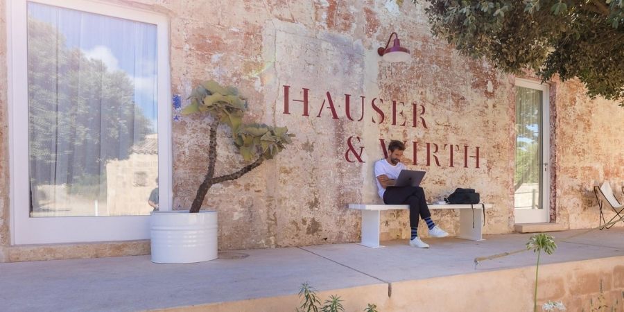planes en Menorca en otoño - galería Hauser & Wirth