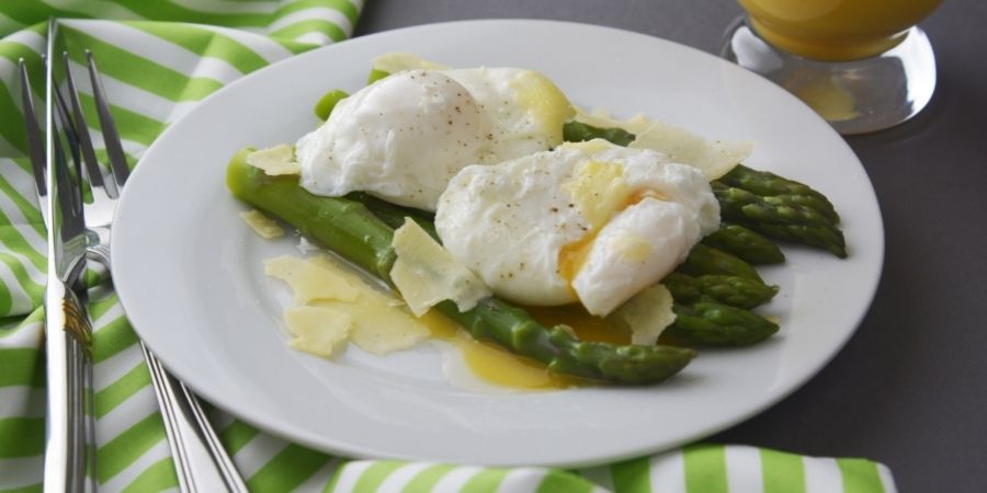 autumn recipes - asparagus with poached egg