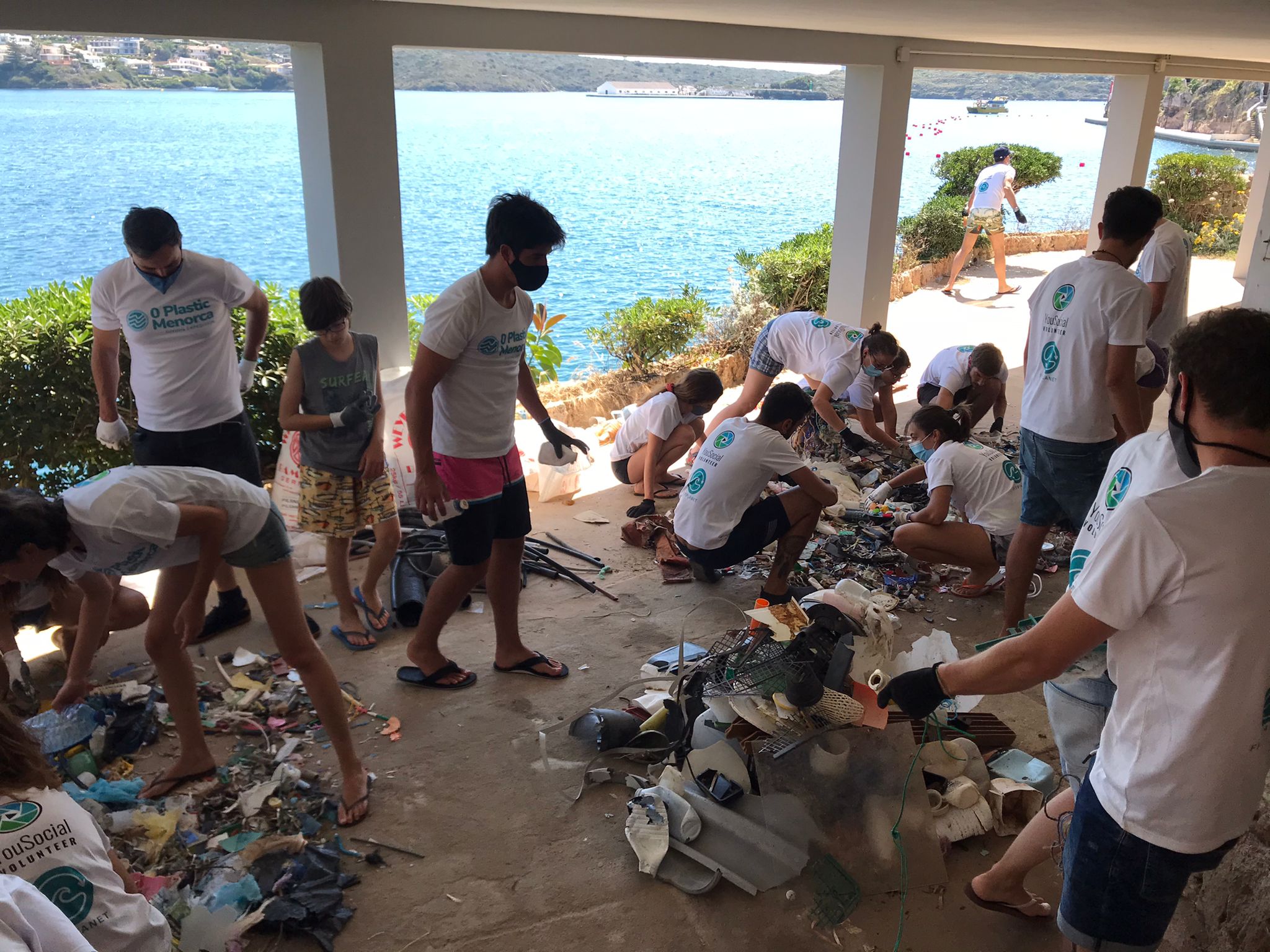 criba de plástico con los voluntarios 0 Plastic Menorca en ARTIEM Carlos en Menorca