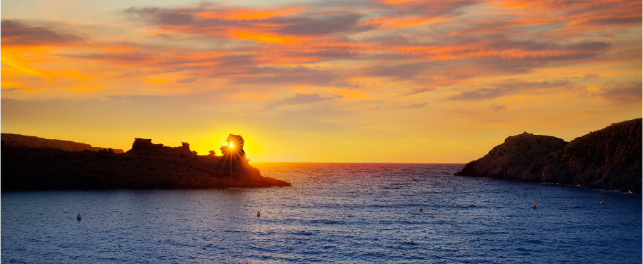 Cala Morell: 5 rincones para ver el atardecer en Menorca