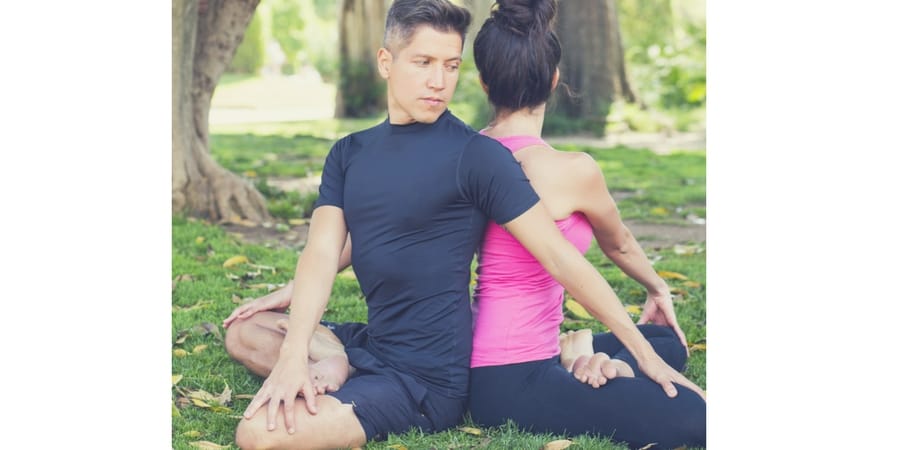 Posturas de yoga en pareja