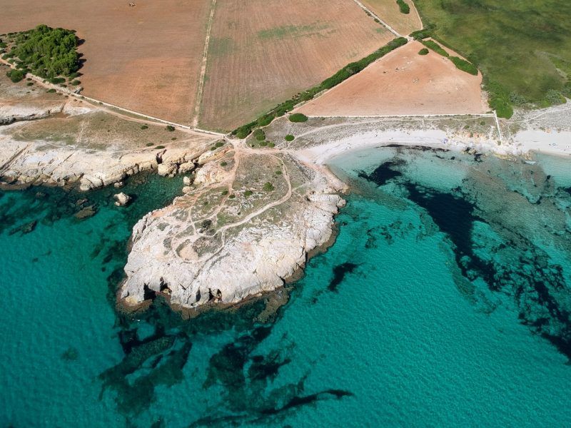 Playa Atalis cala vírgen en Menorca