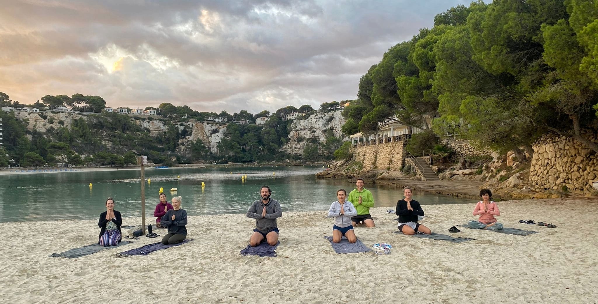 yoga en la playa de cala galdana con B Corp